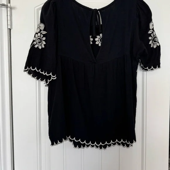 Old Navy Black Blouse with White Floral Embroidery - Picture 4 of 6